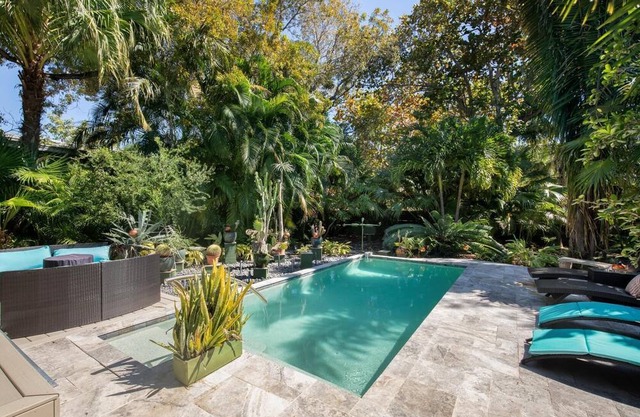 The Cool House, just 2 blocks to the beach, Pool, WiFi, grill and firepit