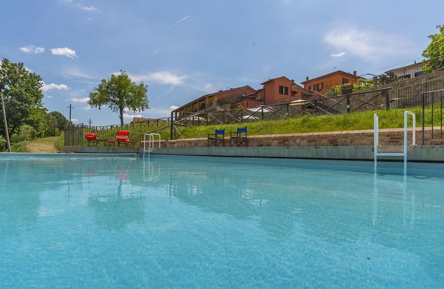 Lovely apartment for 2 guests with pool, WIFI, A/C, TV, patio and parking, close to Arezzo