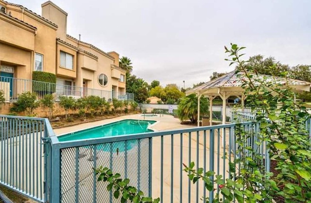 Never China town. Spacious townhouses, Swimming pool