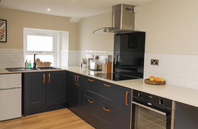 HADRIAN SUITE, family friendly, with a garden in Wark