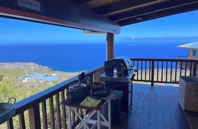 Serenity Hale on Kona Coast with spectacular ocean view