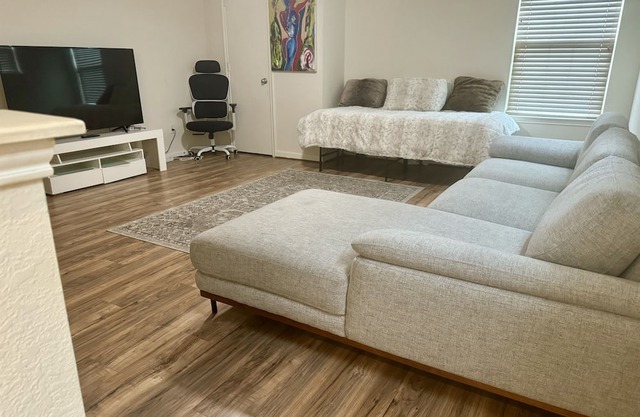 Delightful 4-Bedroom Residence Sugarland Convenient Access to All Amenities