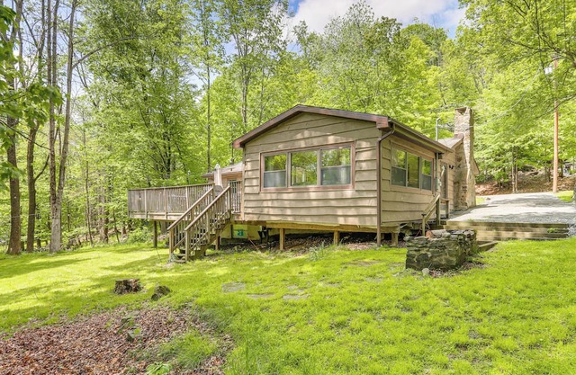 Spacious Lake Ariel Cabin w/Deck + Pool Access!