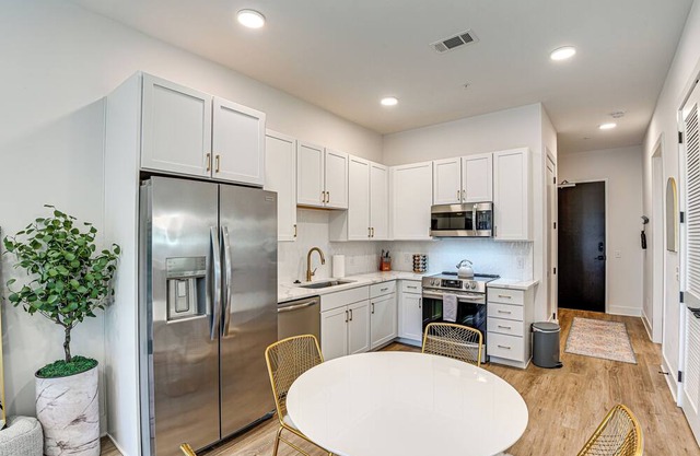 Modern Condo 2 Mi to Broadway & Downtown Nashville