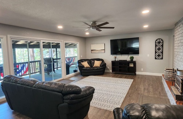 Multi-family Lakehouse with Spacious Parking!