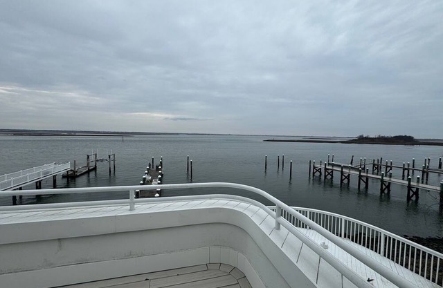 5 Bed, 3.5 Bath, Bayfront, POOL, boat slip 2 car garage, Pet friendly, sleeps 10