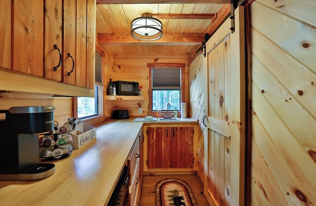Secluded Cabin on a Private Lake w/kayaks and great outdoor activities