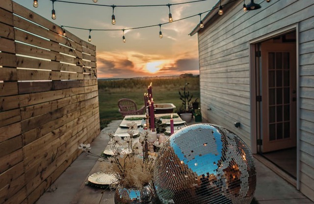 Remodeled 120 year old barn with loft bedroom and beautiful sunset views