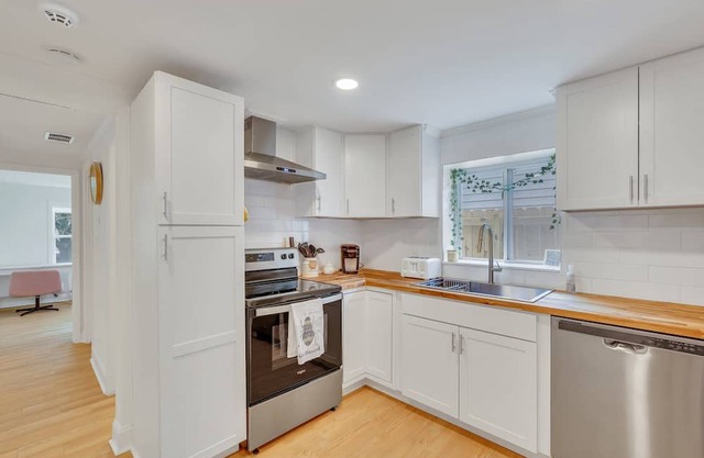 Stunning Bungalow with High-End Finishes, Spacious Yard by Lucky Savannah