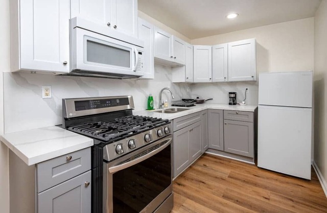 Exposition Park Apt. Sleeps 4