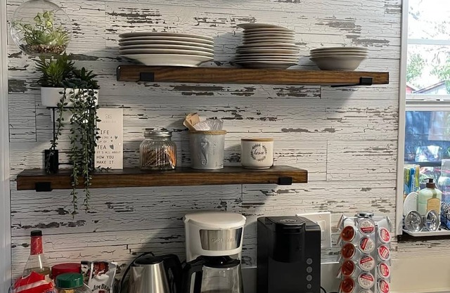 Minutes to Downtown & Beaches, Fully stocked with everything you could need!