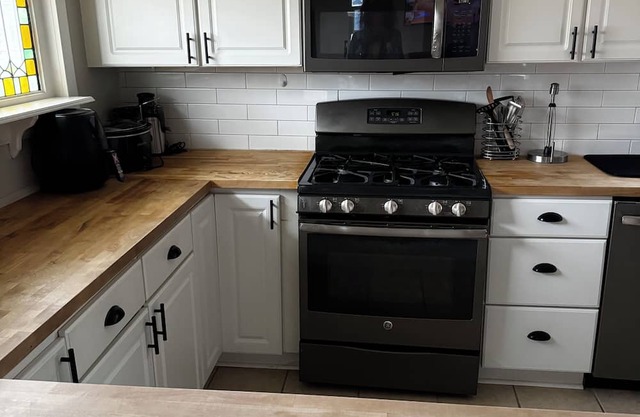 A Stay Away in Eastpointe! 15 miles from Downtown, Detroit
