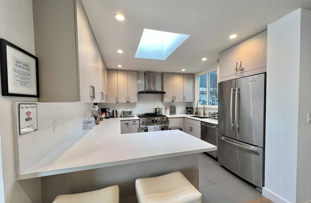 Modern 3 bedroom 2 bath on Private flat on 2nd floor. Heart of the Sunset!