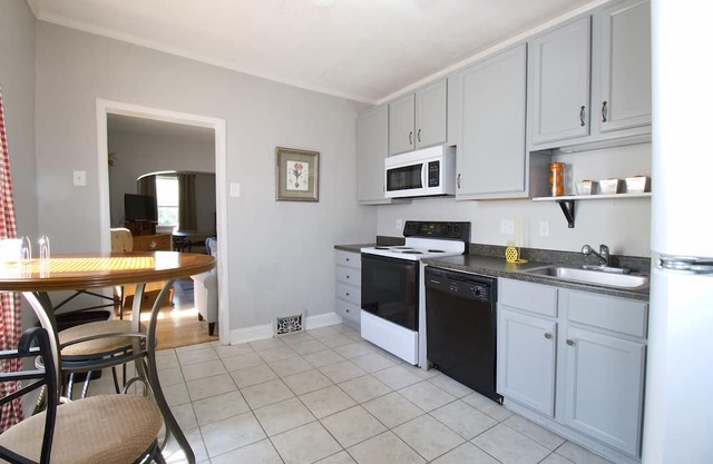 Charming Urban Cozy Retreat with a fireplace and backyard garden. Pet/Friendly!