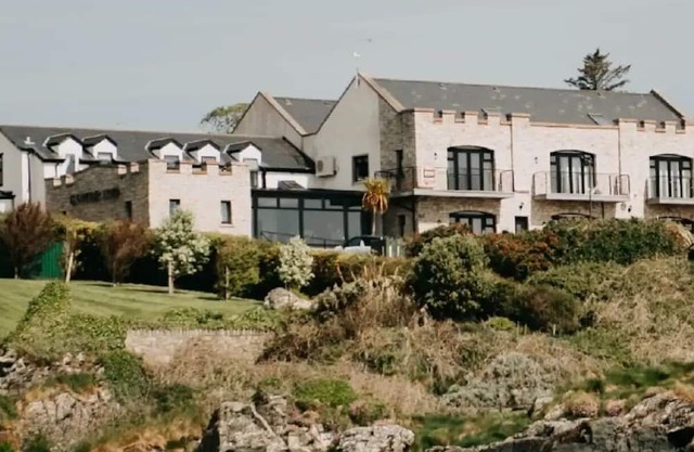 Seafront Castle Inn - just off the Ferry!