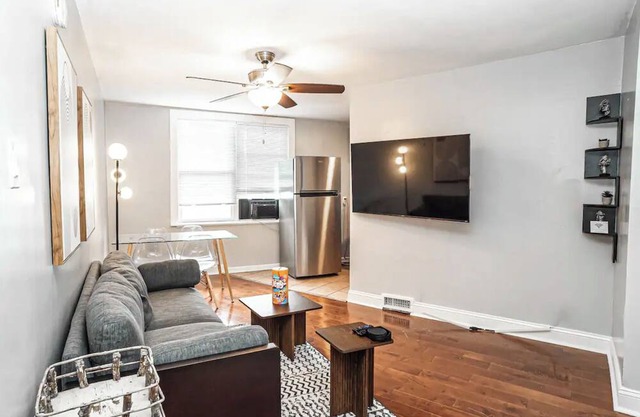 7 Minutes from Center City Philadelphia! Entire Two Bedroom Apartment!