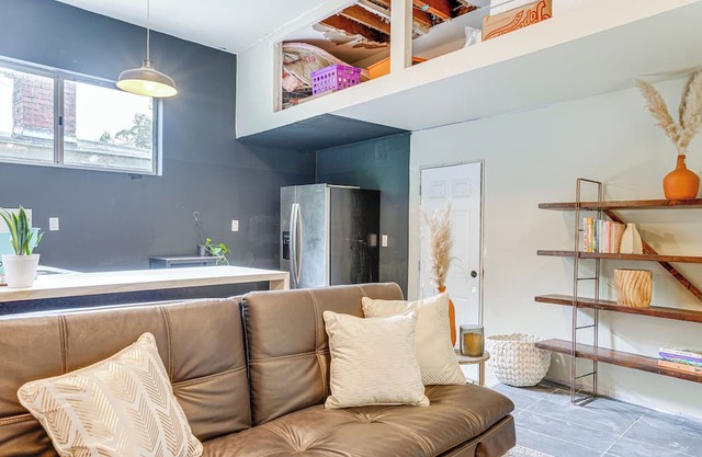 Cozy Oakland Studio w/Hot Tub ~ 9 Mi to Downtown!