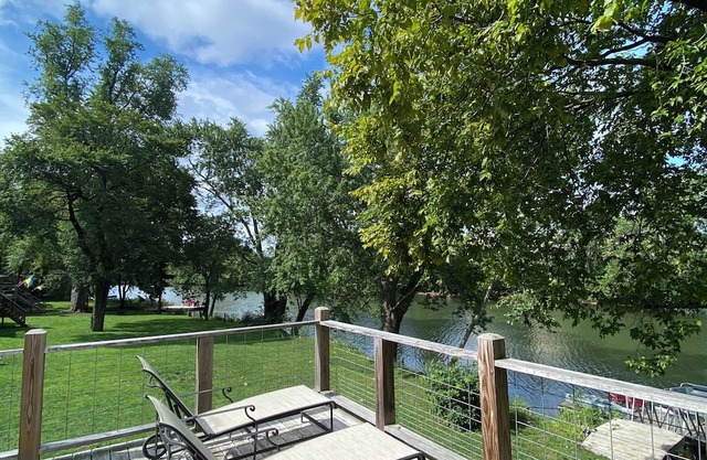 White River Bungalow B - Waterfront Getaway in the City