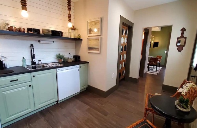 Charming historic duplex within walking distance of quaint downtown attractions