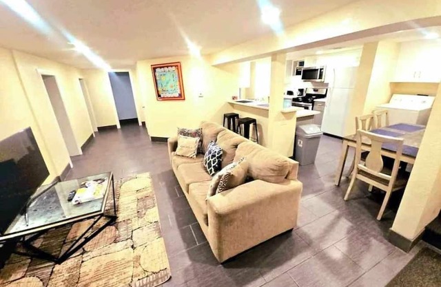 Monopoly Themed 4br Downtown Apartment w/4 Queen Beds
