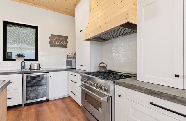 Summer Availability! Gorgeous home on 5+ acres with amazing views, private hot tub!