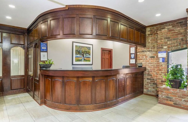Enjoy a Deluxe Stay - Spacious Rooms Close to Virginia Museum of Arts
