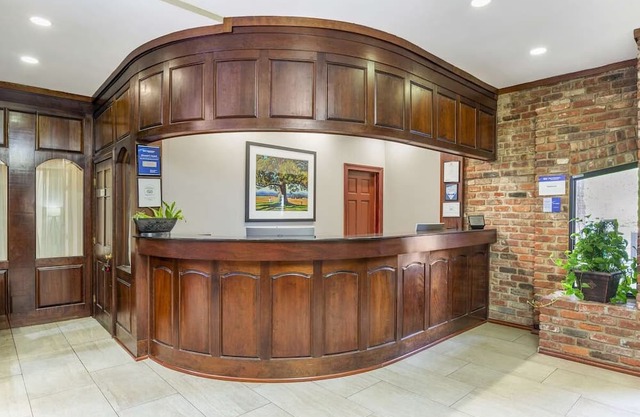 Ultimate Comfort: Renovated Rooms Close to Providence Golf Course, Parking
