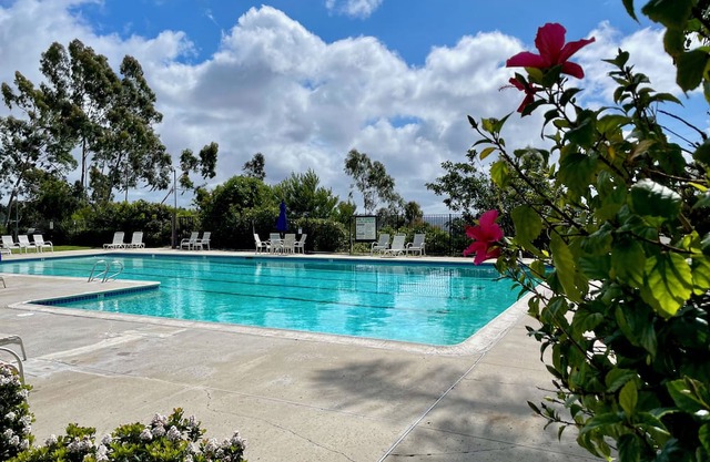 Bright, spacious townhouse in a quiet community with a shared pool & hot tub
