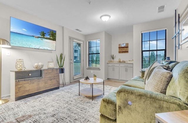 Modern 1 br/58’ tv/ fast wifi and