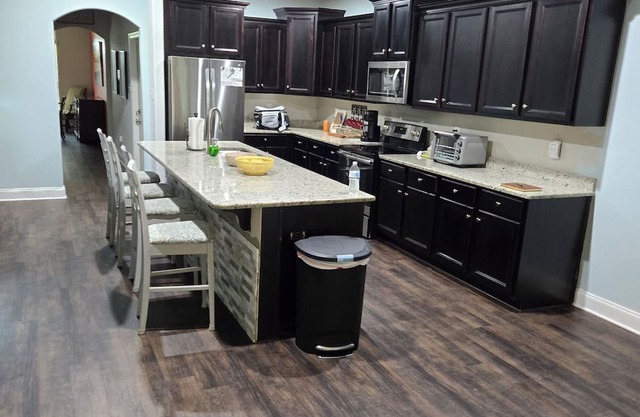 5 bedroom 3 full baths 6 miles from the beach.