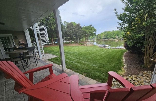 Lake View, Community Dock and Pool next door, Kayaks, Sleeps 12, boating options