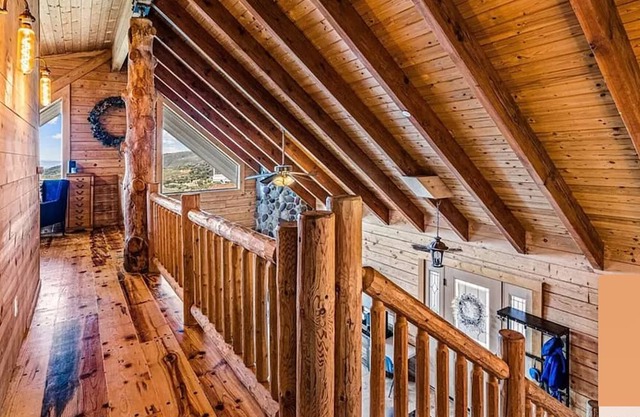 cozy Room on a log cabin on the Mountains of Julian.