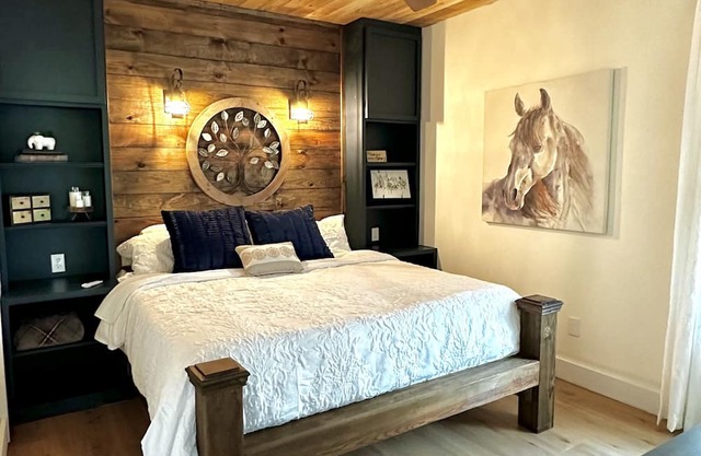 A cozy & inviting stay in the mountains with a wildlife path, deck & Mtn views!