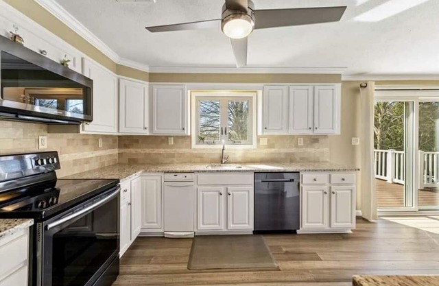 Simple, quiet, luxurious 3 floor house minutes from malls and airport