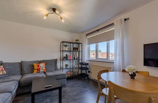 Warm Family Home for Your Ideal Retreat. Free Parking