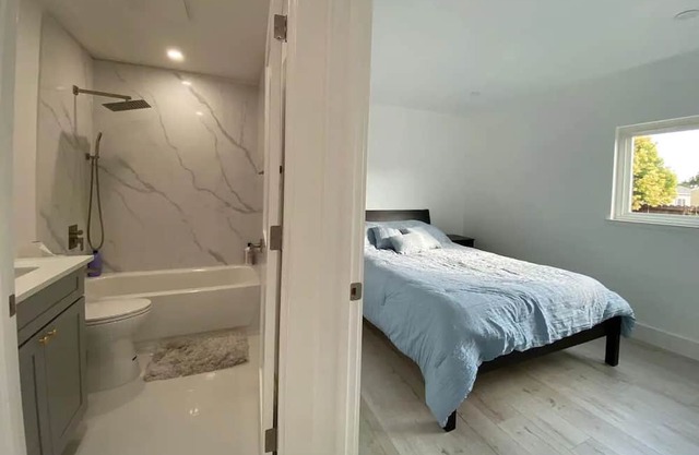 Beautifully Remodeled 3/2 in the heart of the Bay!