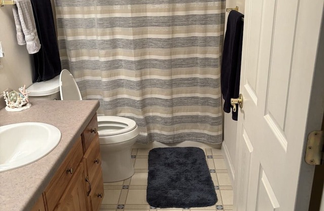 Comfortable secure condo that sleeps 8 comfortably!