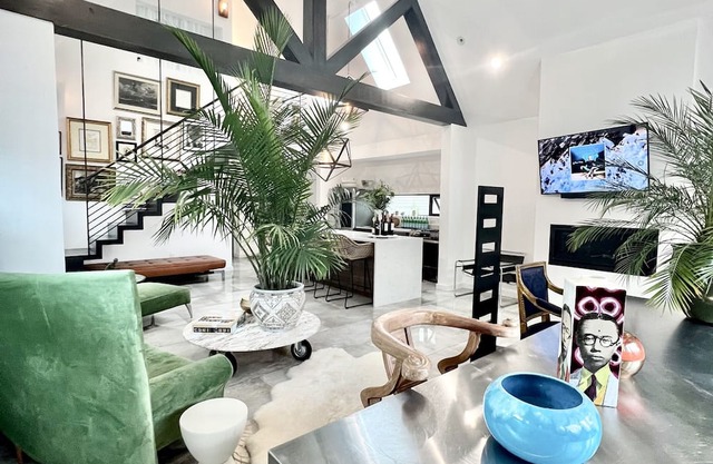 Charming 3-bedroom house in welcoming Keego Harbor with WiFi, AC, lake access