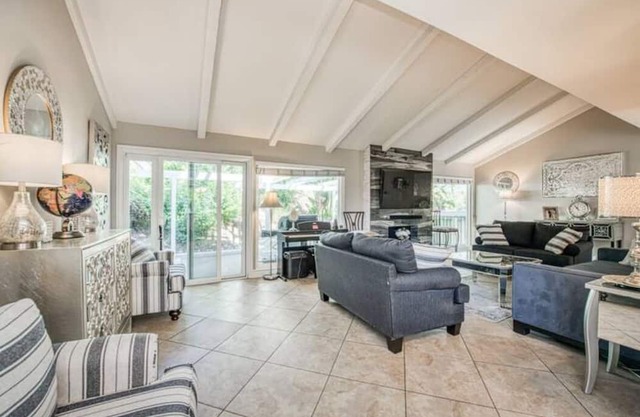 3Br/2Ba Gem in So. Orange County! Enjoy Lake & Pool Access. Your perfect retreat