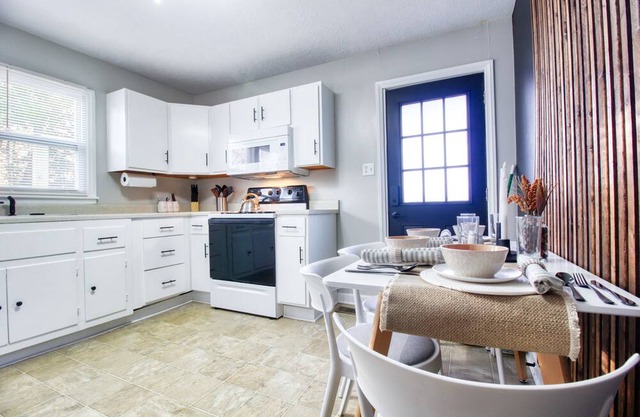2BD/1BA 1950's bungalow w/HOT TUB!