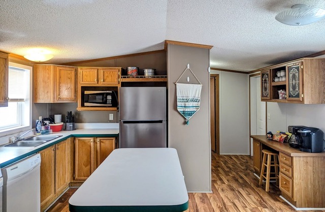 NEW! Cozy 3 Bedroom, Near i80, 107 LnL