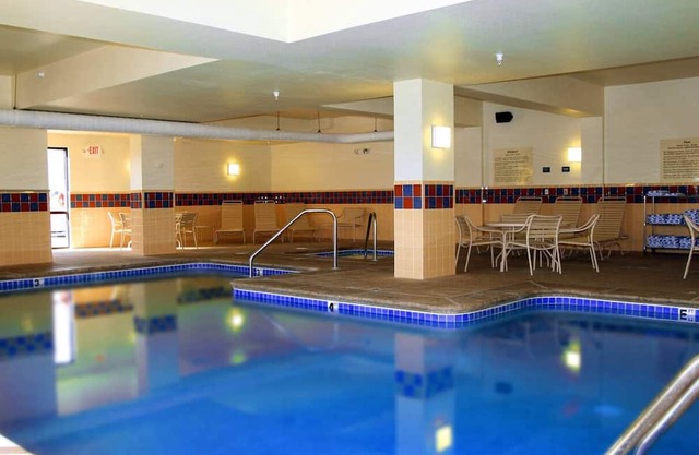 Indulge in Comfort: Kingman Stay w/ Pool, Gym, Free Parking & Close to Downtown