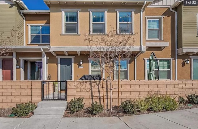 Safe and clean townhome 10 minute drive from 6 flags, pool +jacuzzi included