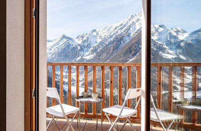 Beautiful apartment for 6 guests with WIFI, TV, balcony and parking