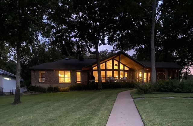 Beautifully Updated Cedar Creek Lakehouse - Open Water Views