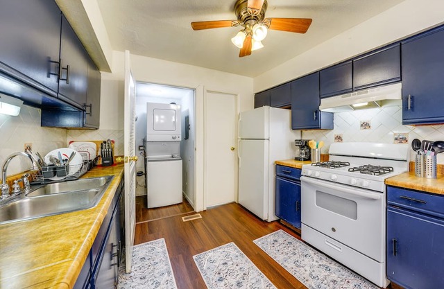 Cozy & Quiet Hanover Park Townhome!