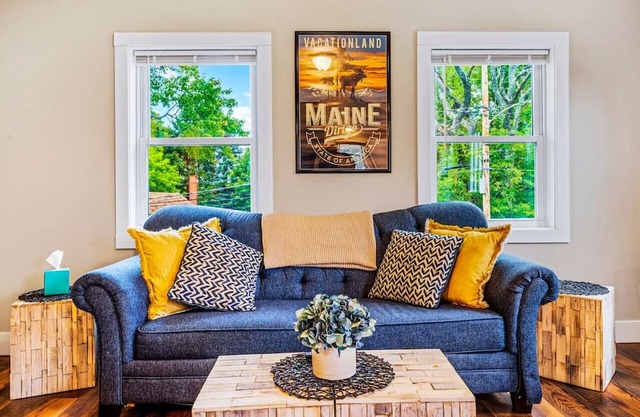 Tranquil Haven: Cozy 2BR Retreat, Parking