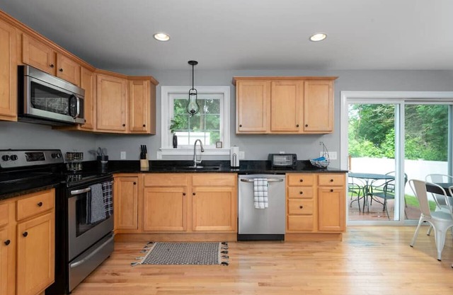 Contemporary Comfort: Game Room & Portland Access