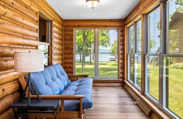Serene, Immaculate cabin on pristine lake frontage