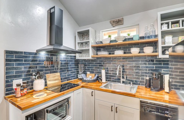 Charming Lakeside Apartment: 2 Mi to Flathead Lake